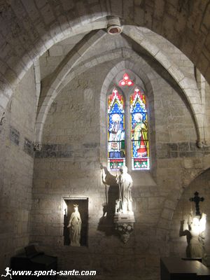 Photo de la chapelle Saint Roch de Montblanc avec ses voûtes en ogives.